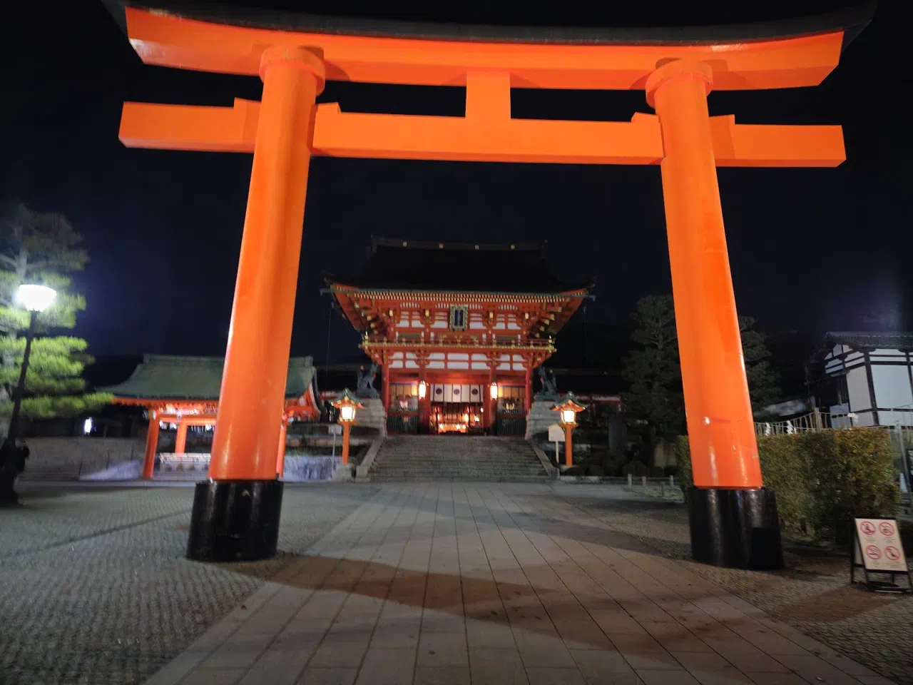 Una passeggiata notturna tra i santuari nascosti di Kyoto