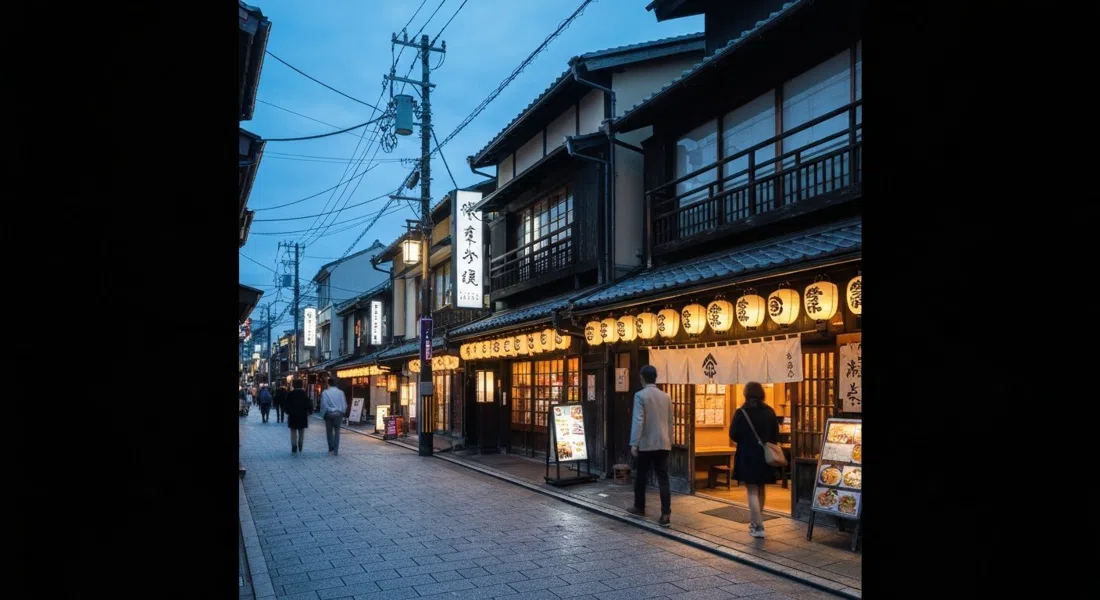 Calle Hanamikoji en Gion a la hora azul, ochaya de madera oscura con farolillos de papel y sin cables aéreos