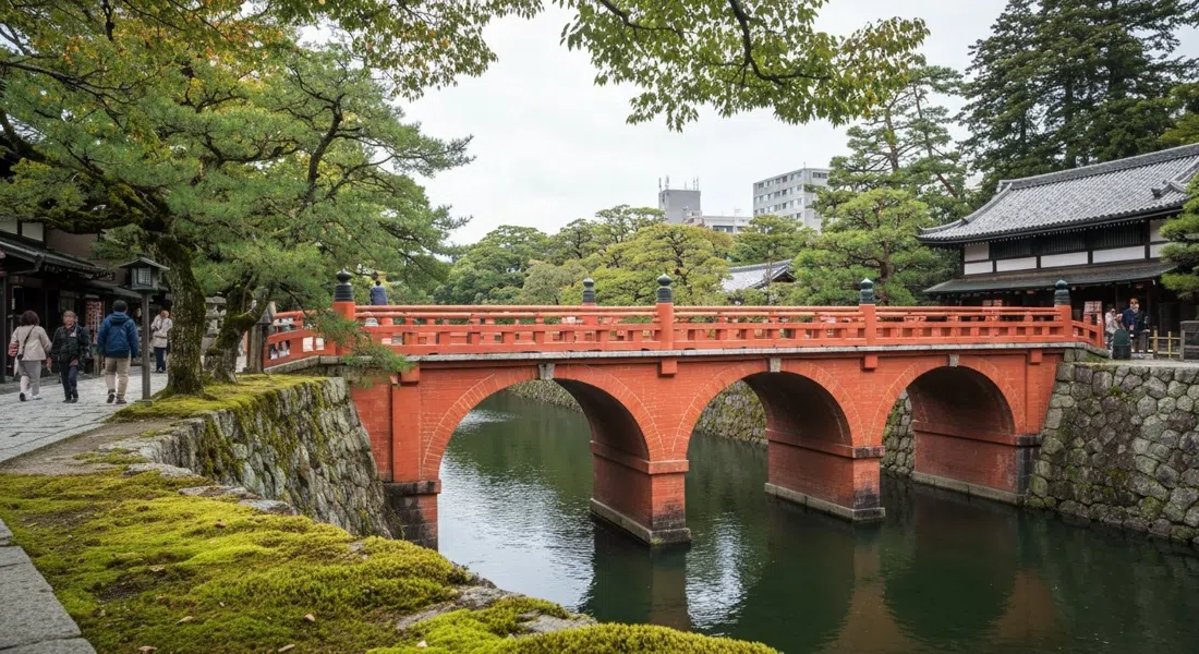 El acueducto de ladrillo rojo Suirokaku de Nanzen-ji que lleva el Canal del Lago Biwa a través de los terrenos del templo, visto desde abajo con musgo y piedra en primer plano