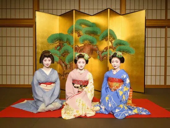 Le quartier des geishas après la tombée de la nuit : le guide local des rituels vespéraux de Gion