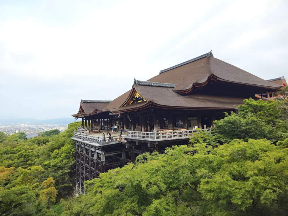 Beating the October coaches to Kyoto's Kiyomizu-dera